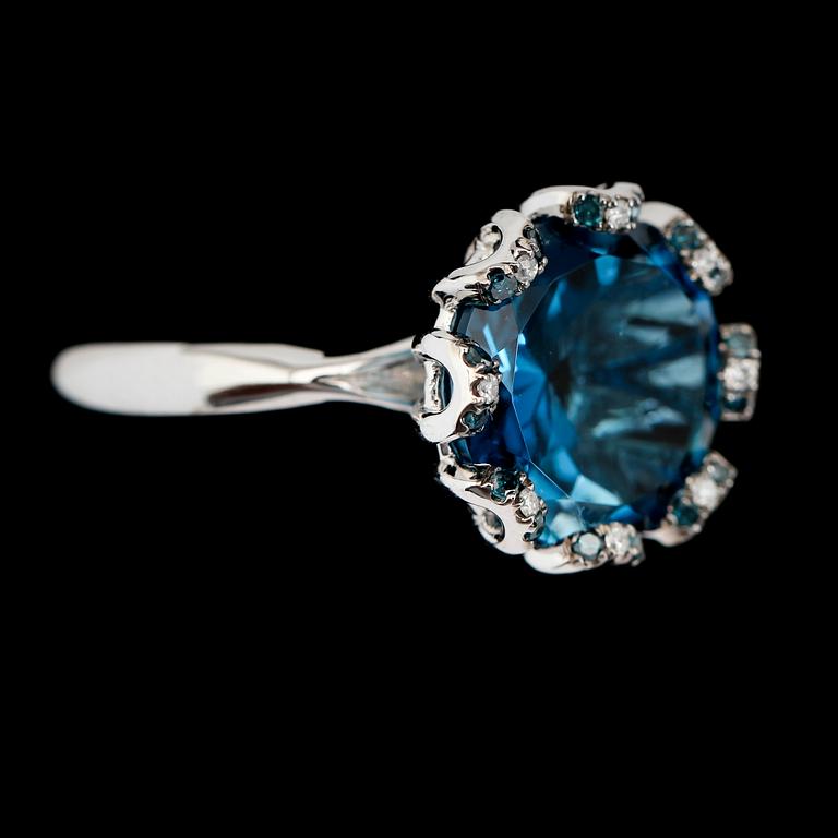 RING, 14K vitguld, diamanter samt blå topas. Enligt uppgift London.