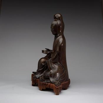 A large bronze figure of a seated Guanyin dressed in a flowing robe, Ming dynasty, 17th century.