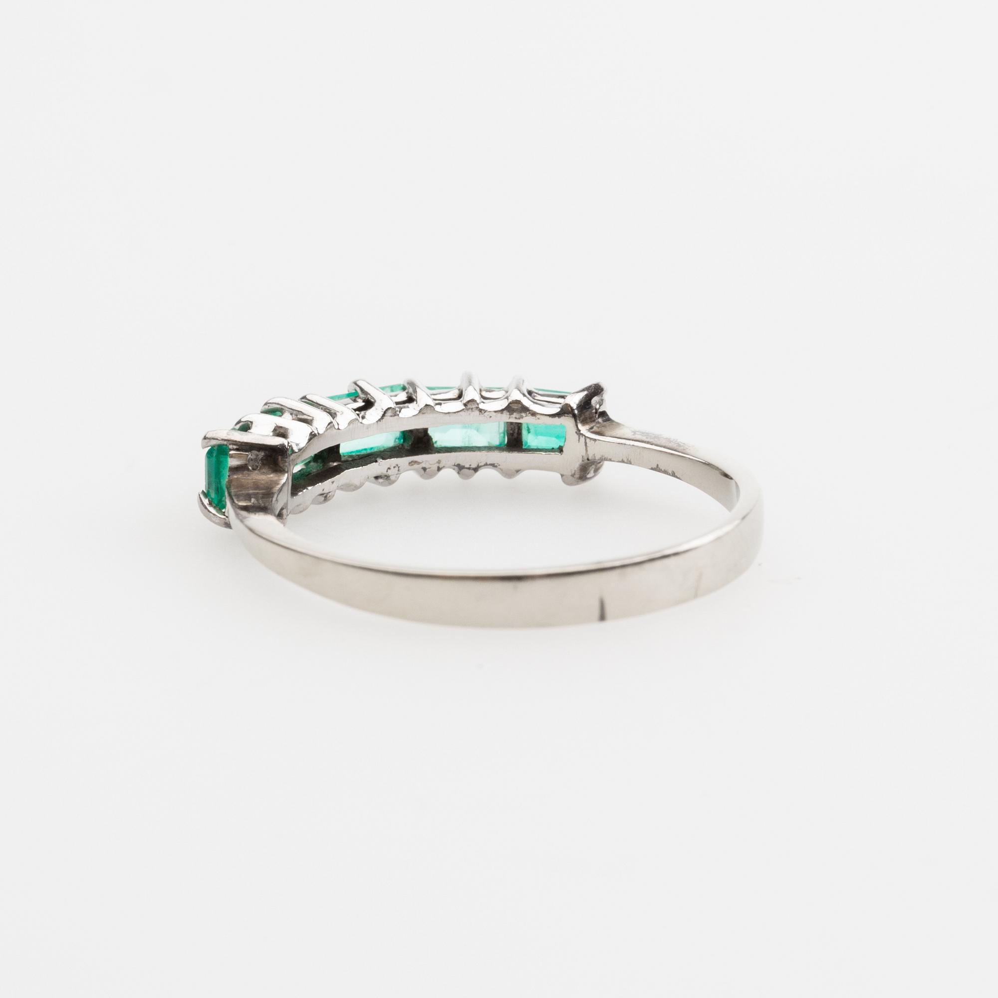 RING, 18K vitguld med smaragder.