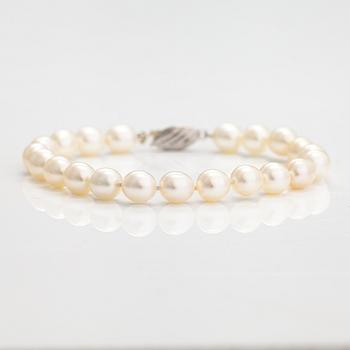 A pearl collier and bracelet with cultured pearls and silver clasps. Pirami.