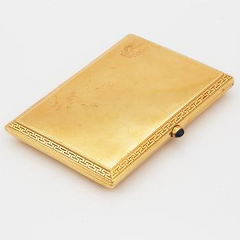 An 18K gold cigarette box.