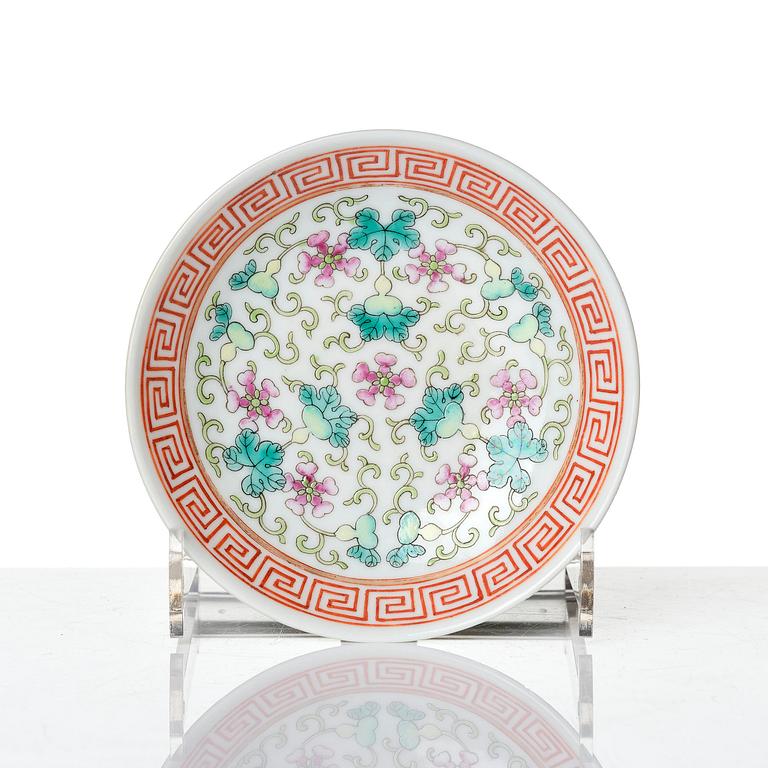 A pair of yellow ground 'medallion' bowls with covers, Qing dynasty with Daoguang mark.