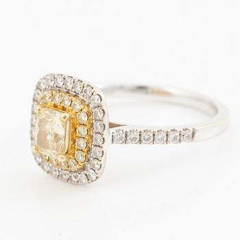 Ring, 18K vitguld med radiantslipad diamant och briljantslipade diamanter.