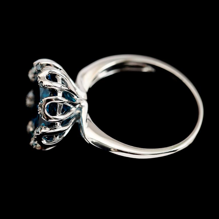 RING, 14K vitguld, diamanter samt blå topas. Enligt uppgift London.