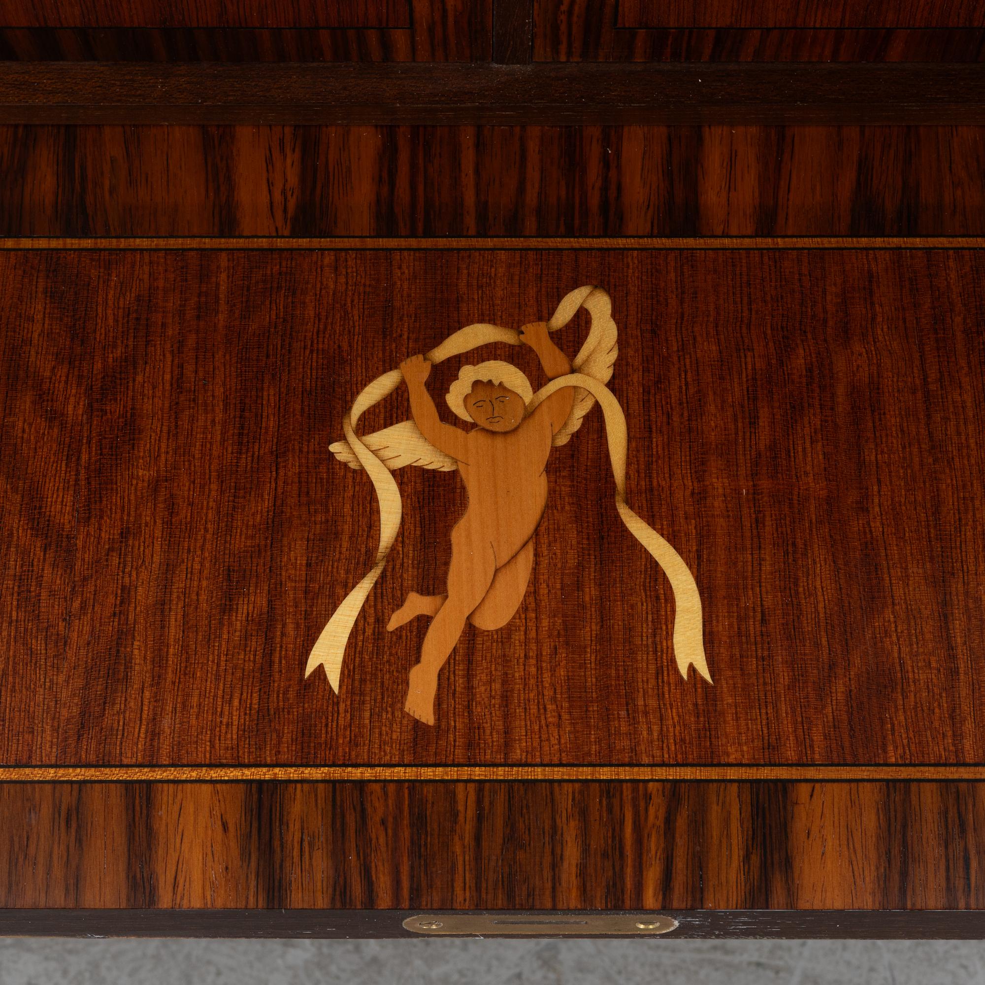 Vitrinskåp, 1900-talets mitt.