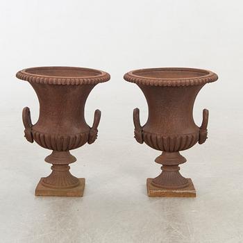 Urnor, ett par 1900-tal, gjutjärn.