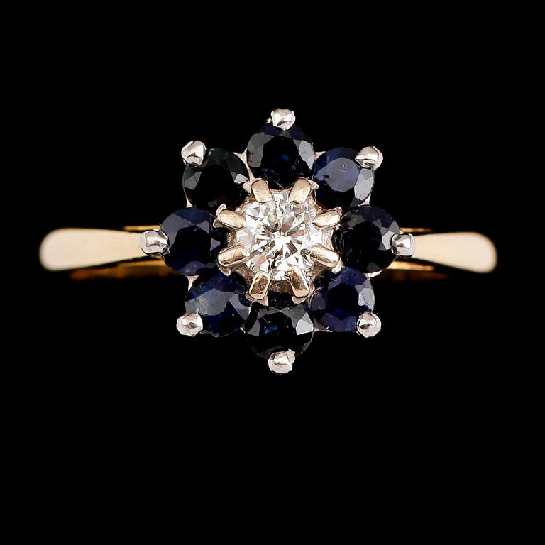 RING, 18 k guld med briljantslipad diamant samt 8 blå safirer. Total vikt ca 3 gram.