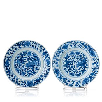 1037. A pair of blue and white dinner plates, Qing dynasty, Kangxi (1662-1722).