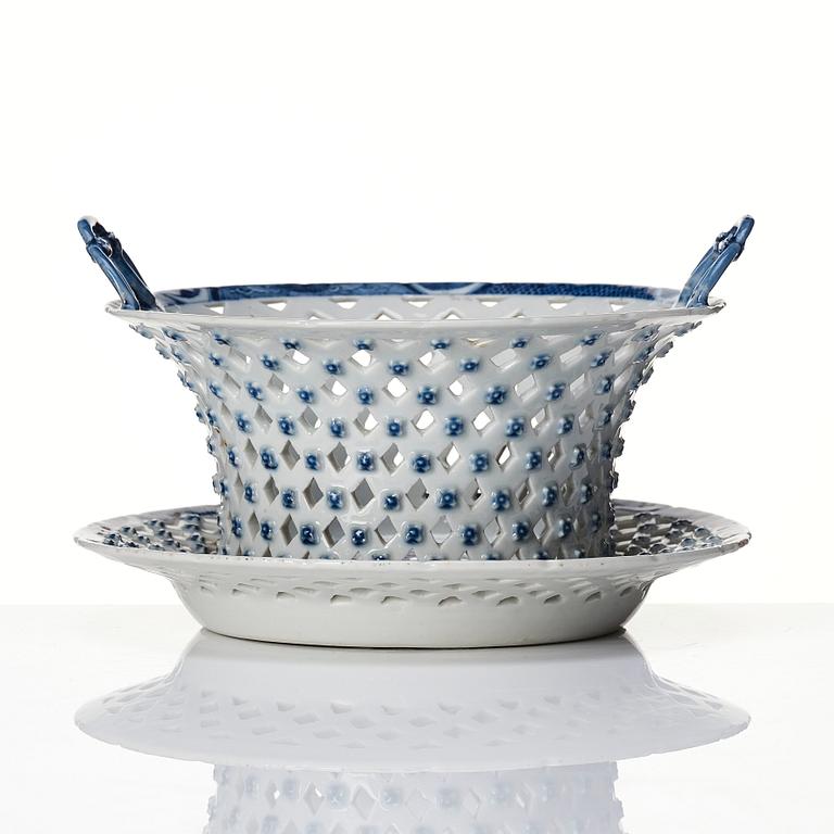 Gallerkorg med fat, kompaniporslin. Kina, Qingdynastin, Qianlong (1736-95).