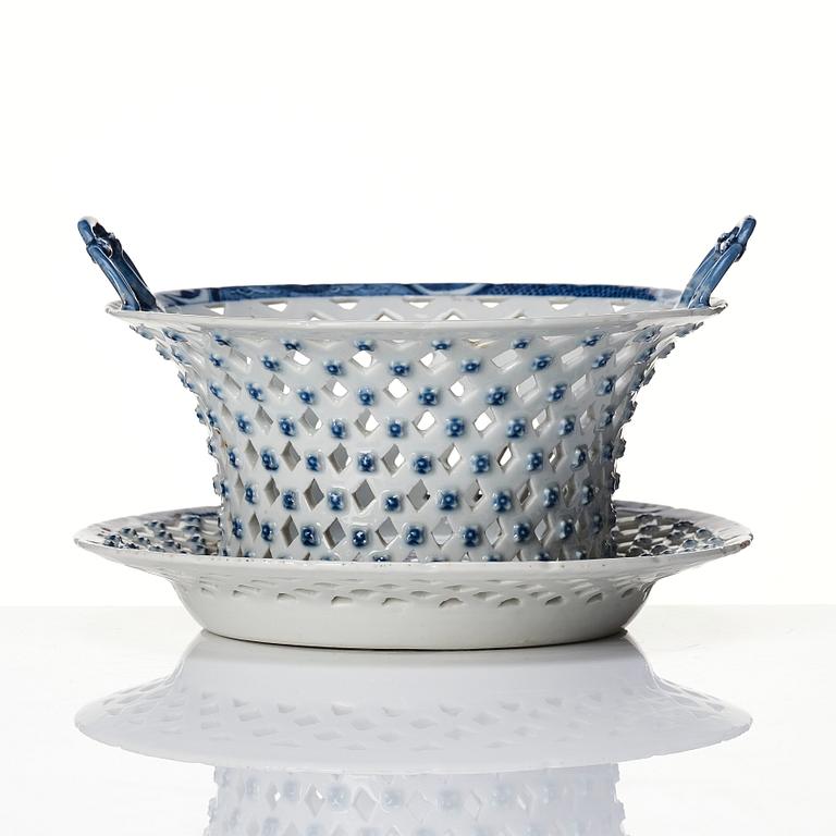 A blue and white Chinese Export chesnut basket with cover, Qing dynastin, Qianlong (1736-95).