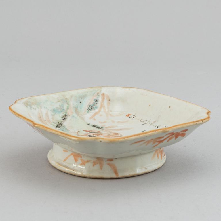 A famille rose footed dish, early 20th century.