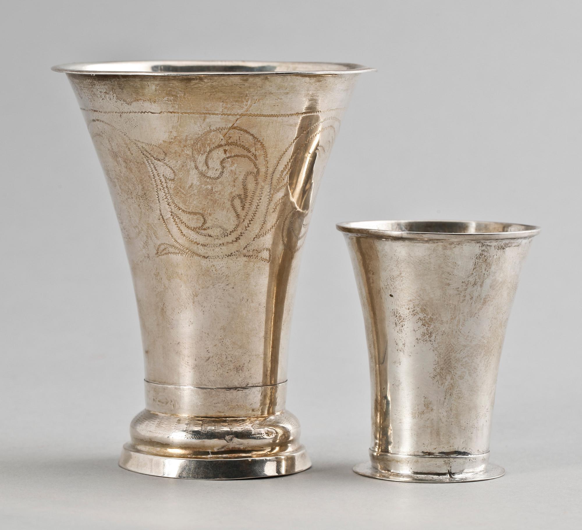 BÄGARE, 2 st, silver, A Reutz, Göteborg samt JF Grönquist, Östhammar, 1810-32. Totalvikt ca 70 gram.