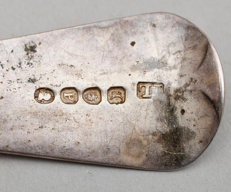 RAGUSKED, silver, London 1810 samt MATSKED, Edinburgh 1831. Vikt ca 170 g.