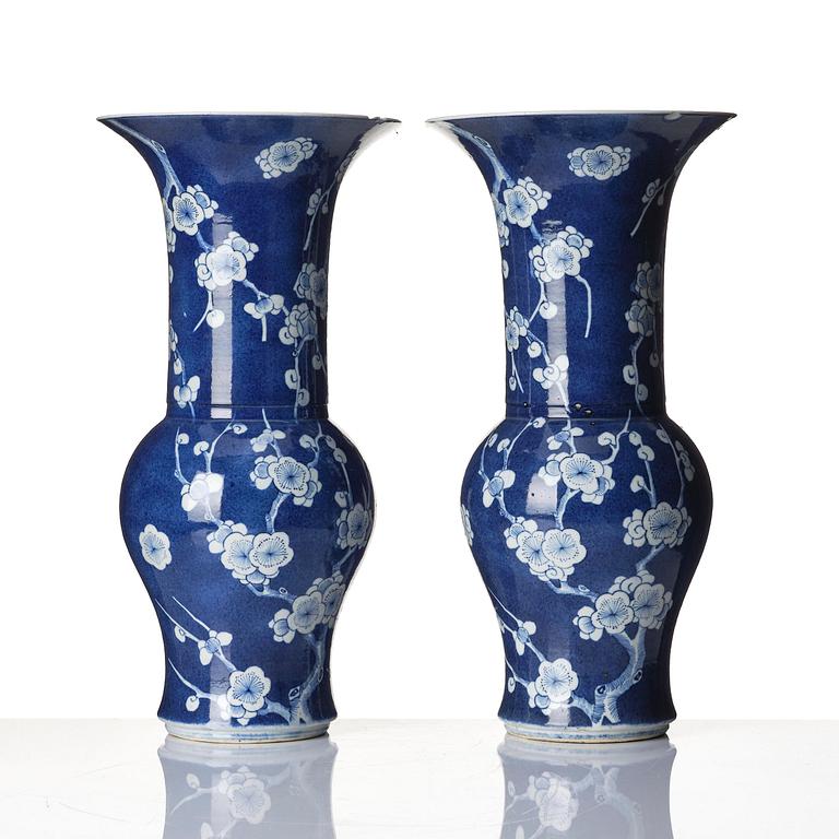 A pair of blue and white 'yen yen' vases, Qing dynasty, 19th century.