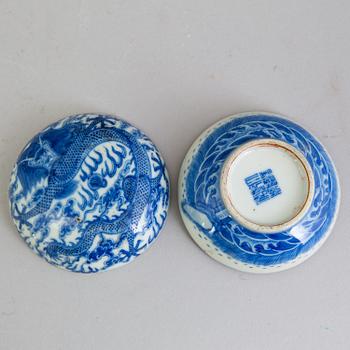 A Chinese blue and white porcelain seal paste box, circa 1900.