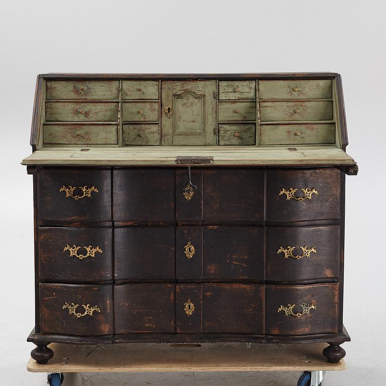A barques chest of drawers, 18th century.