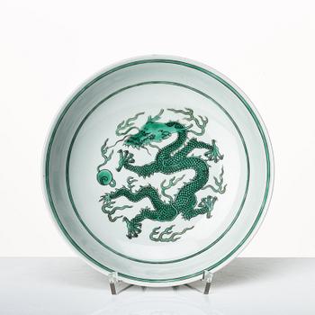 Fat, porslin. Qingdynastin med Qianlongs märke.