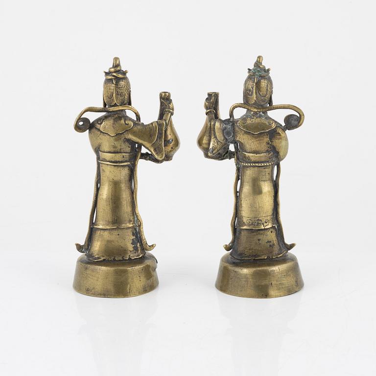 A pair of brass joss stick holders/vases, late Qing dynasty/around 1900.