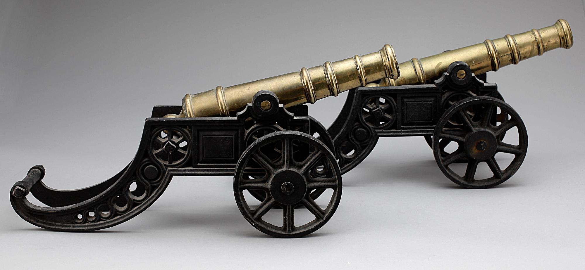 PRYDNADSKANONER, ett par, metall, 1900-talets första hälft.