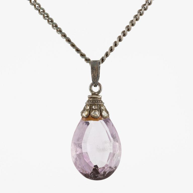 Necklace, silver with drop-cut amethyst and rose-cut diamonds.