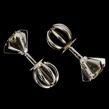 ÖRHÄNGEN, ett par, 18k vitguld med briljantslipade diamanter, ca 0.25 ct vardera. Vikt 2 g.