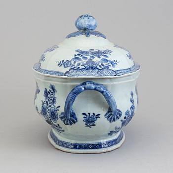 A blue and white tureen with cover, Qing dynasty, Qianlong (1736-95).