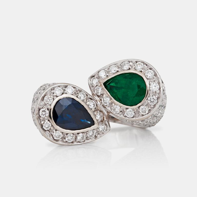 RING med droppformad safir och smaragd samt pavéfattade briljantslipade diamanter totalt ca 2.60 ct.
