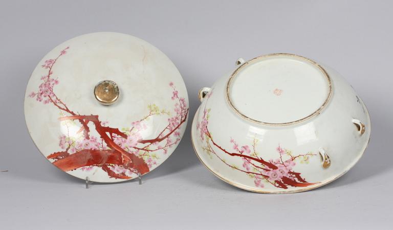 SKÅL MED LOCK, porslin, Kina, 1900-tal.