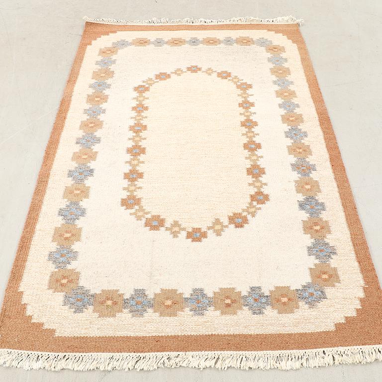 Flat weave rug, approximately 198x137 cm.