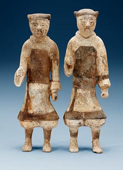 FIGURINER, två stycken, bemålat lergods. Han dynastin, (206 f.Kr - 220 e. Kr).