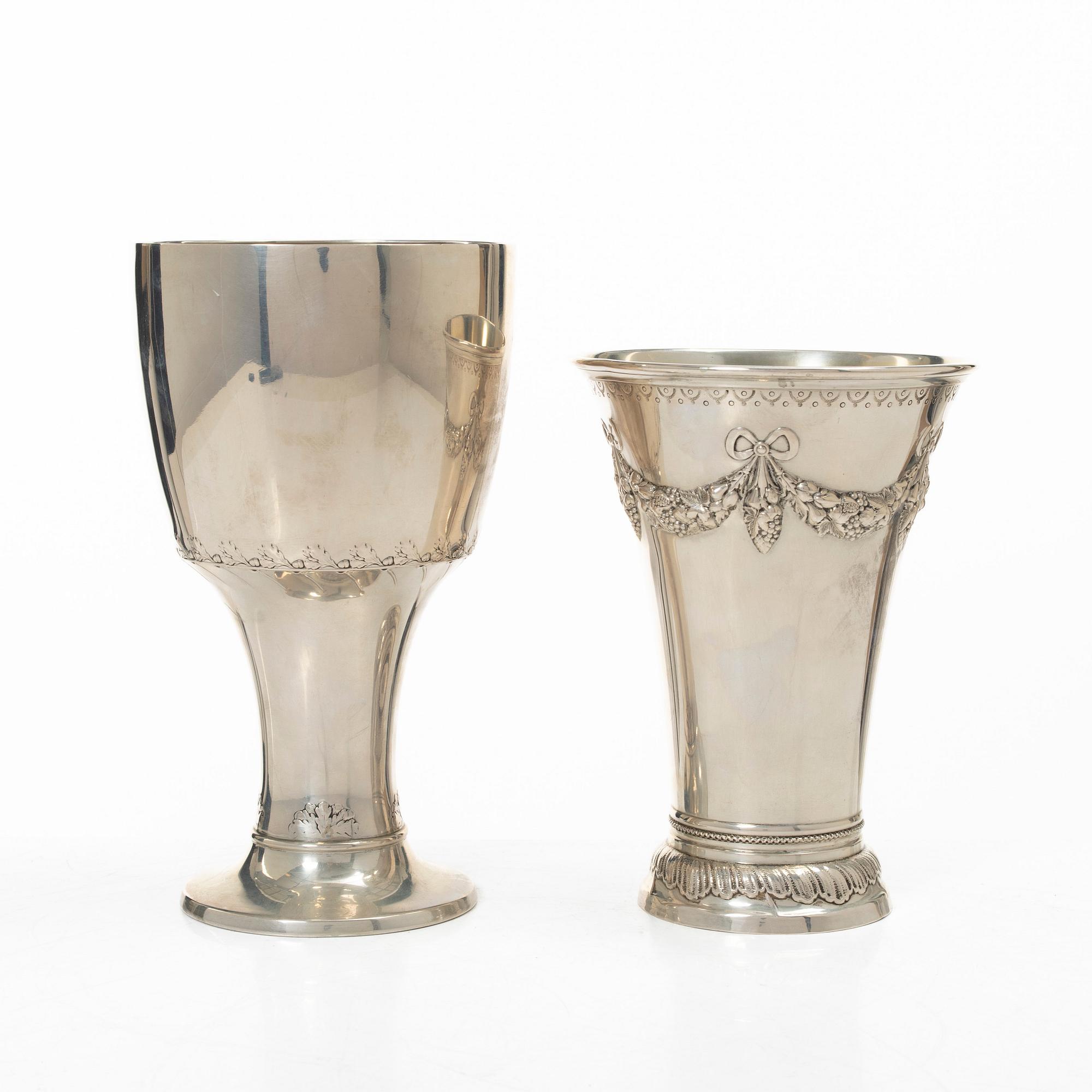 A pair of silver cups, Gunnar Löfgren and CG Hallberg, Stockholm, 1912 and 1902.