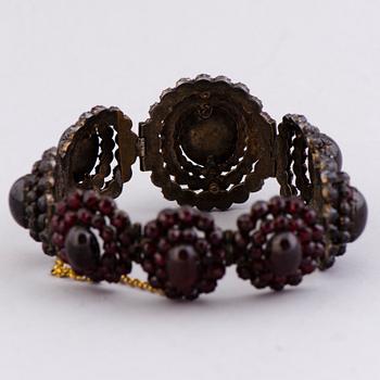 A BRACELET, garnets, metal, 19th century.