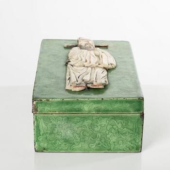 An enamelled box with cover, a mirror and a stamp, late Qing dynasty.