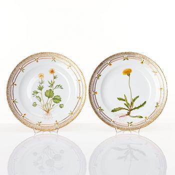 A set of nine Royal Copenhagen 'Flora Danica' dinner plates, Denmark, 20th Century.