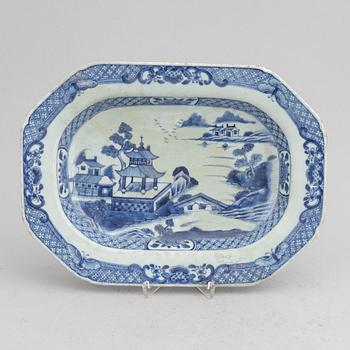 A set of three blue and white dishes, Qing dynasty, Qianlong (1736-95).