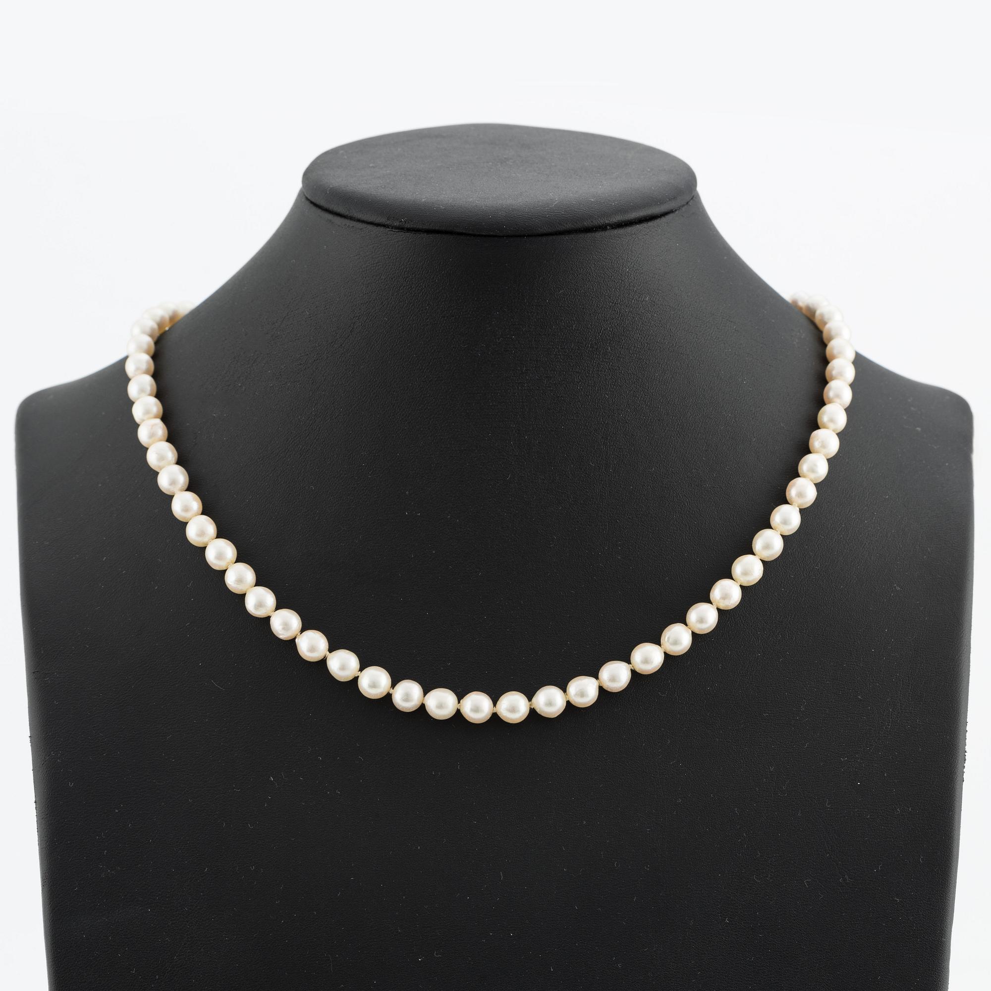 Collier & armband, odlade pärlor med lås 18K guld och små diamanter.