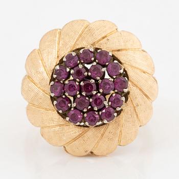 Ring, 18K gold in the form of a flower with pink sapphires.