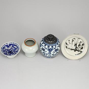 A blue and white bowl, two jars and dish. Qing dynasty and 20th Century.