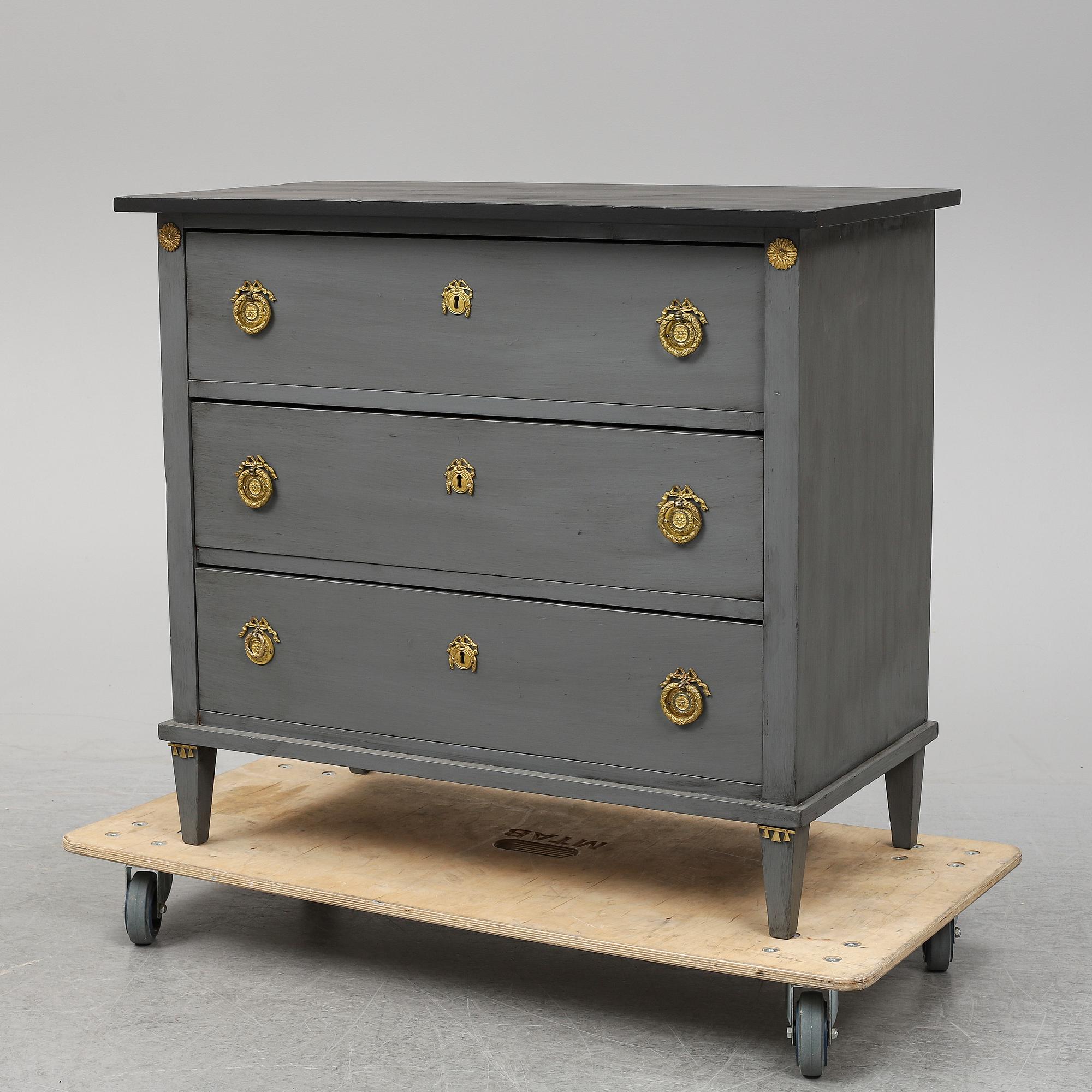 An early 20th Century painted Gustavian style chest of drawers.