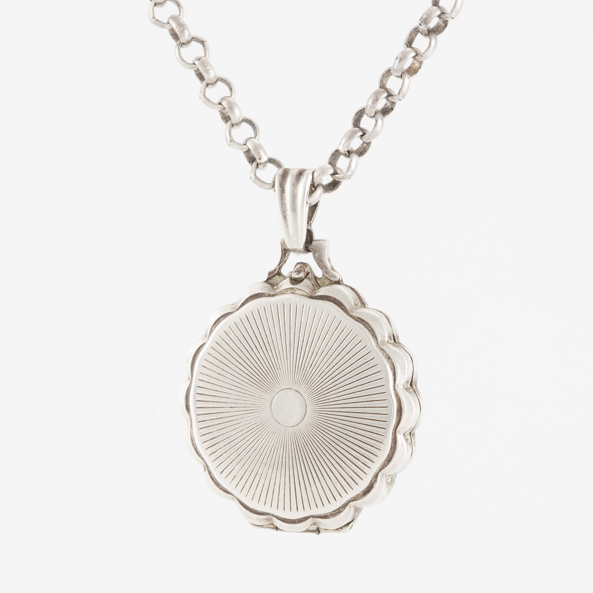 Medallion with photo compartment, with chain, silver.