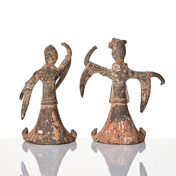 Figuriner, två stycken, lergods. Västra Han dynastin (206 f.Kr.-220 e.Kr).