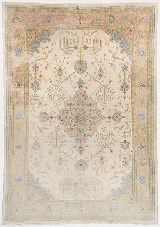 Rug, Eastern Europe, Smyrna pattern. 520 x 355 cm.