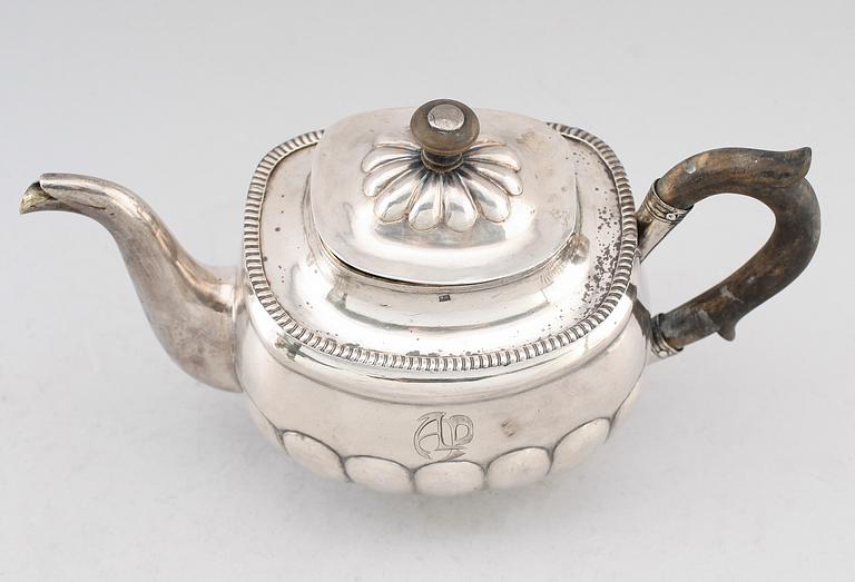 TEKANNA, silver, Ryssland 1823. Vikt ca 366 g.