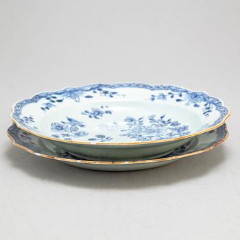 A part blue and white dinner service, Qing dynasty, Qianlong (1736-95). (22 pieces).