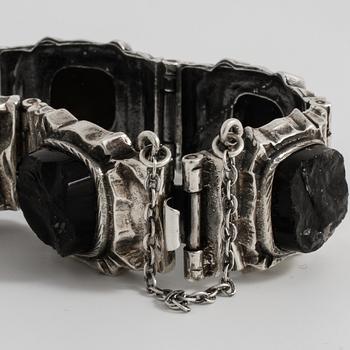 PENTTI SARPANEVA, Turku, 1973, a obsidian bracelet.