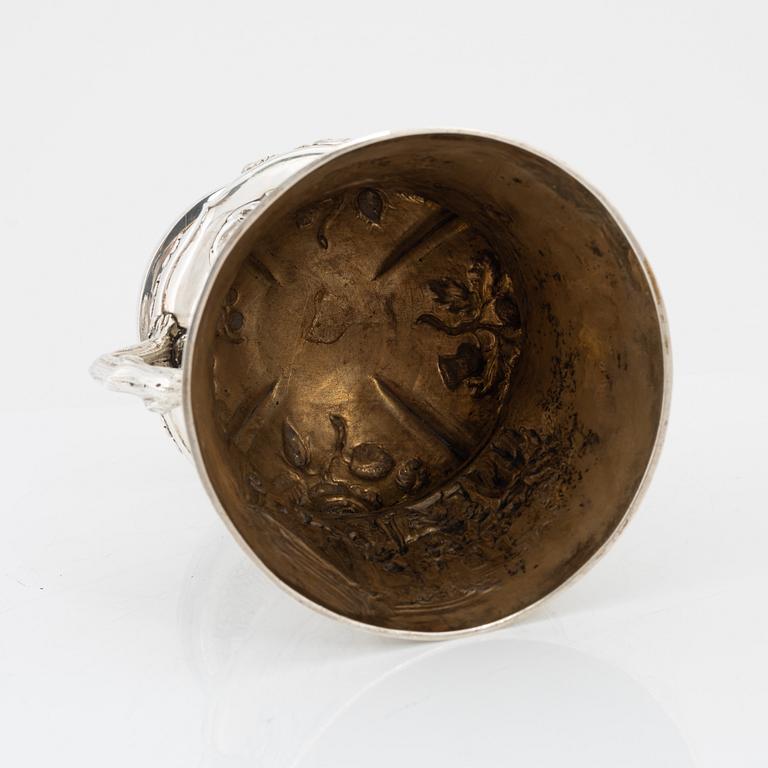 An English silver cup, London 1831.