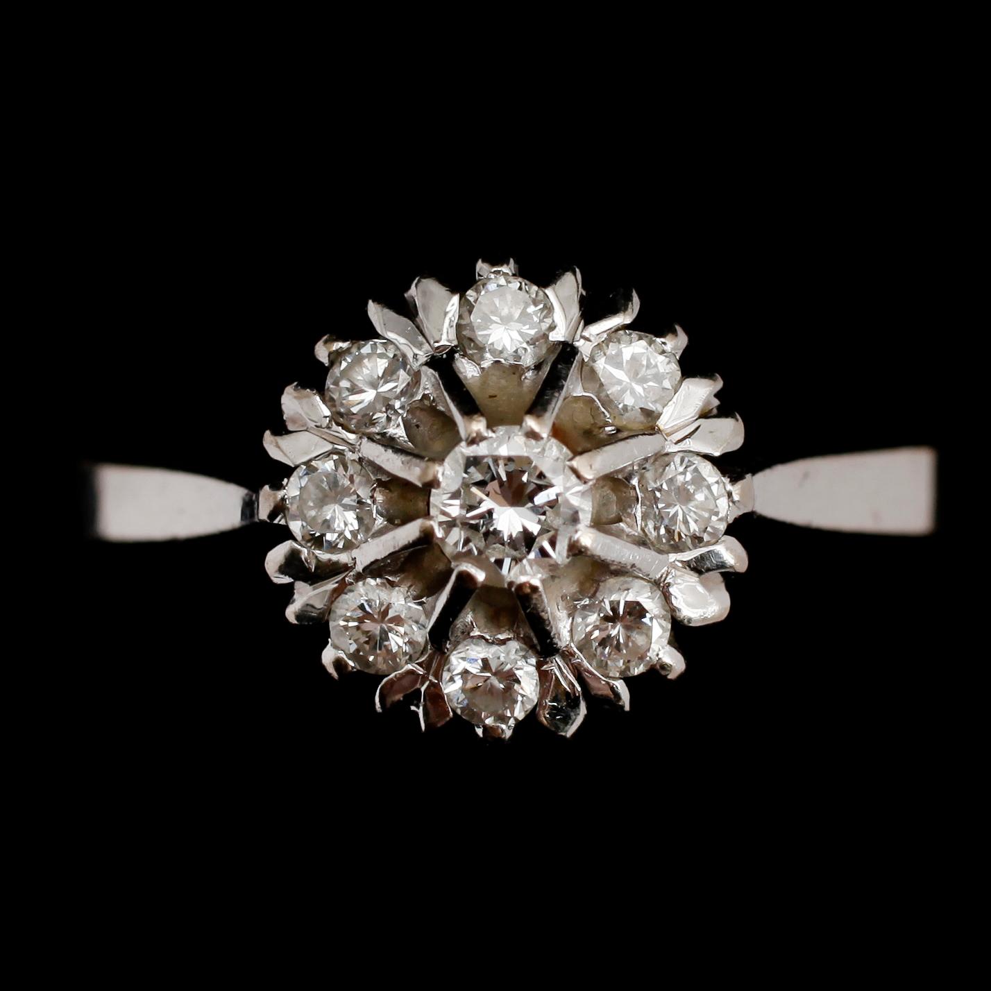 RING, 18 k vitguld, carmosemodell, svenska stämplar CLR 1972. Med briljanter tot 0.40 ct.