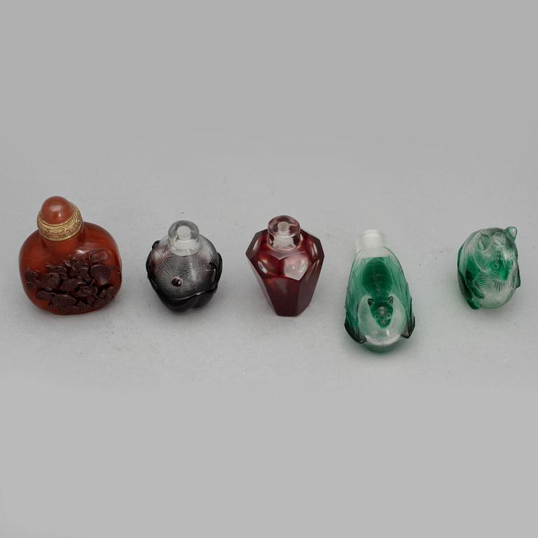 SNUSFLASKOR, 5 st, främst pekingglas, Kina, 1900-tal.