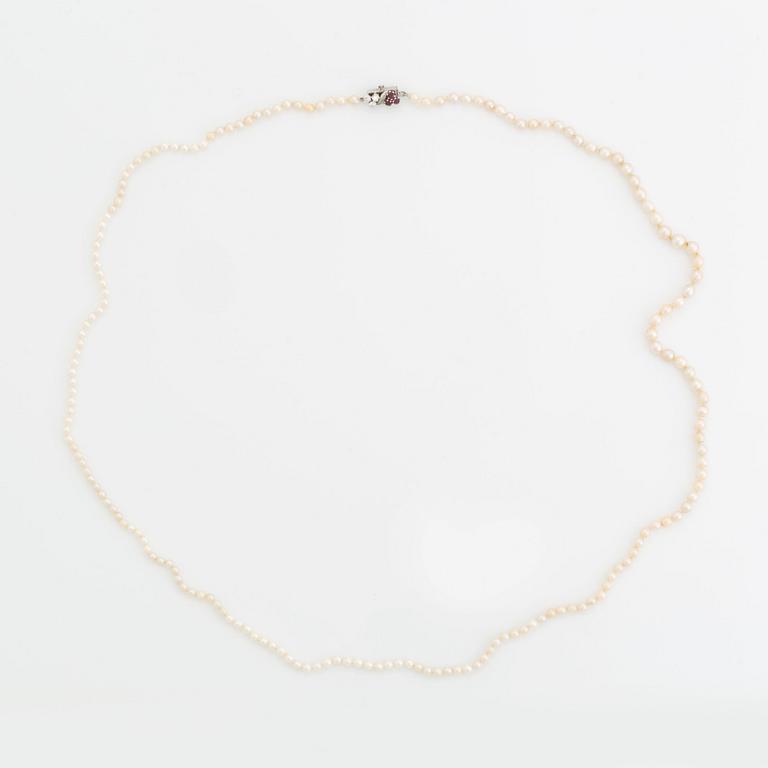 WA Bolin två collier odlade pärlor lås 18K vitguld med runda briljantslipade diamanter och rubiner.