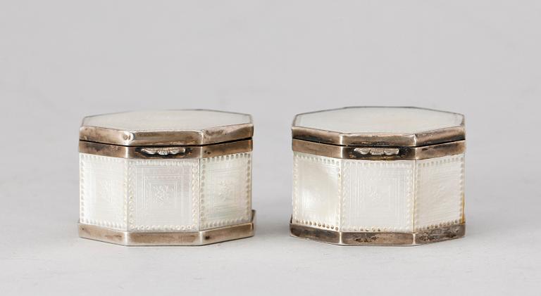 TOALETTDOSOR, pärlmemor, silver, Nordeuropa, 1800-tal.